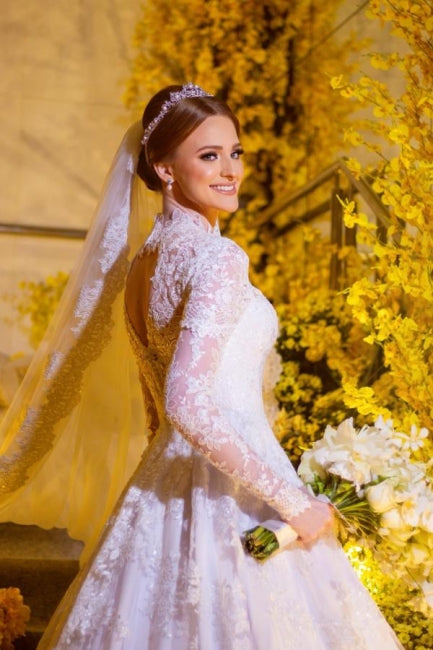 Robes de mariée blanches charmantes en dentelle, coupe trapèze, col montant, manches longues avec applications