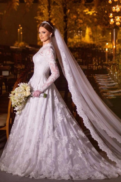 Charmantes A-Linien-Brautkleid mit Spitze, hohem Halsausschnitt, langen Ärmeln und Applikationen in Weiß