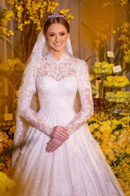 Charmantes A-Linien-Brautkleid mit Spitze, hohem Halsausschnitt, langen Ärmeln und Applikationen in Weiß