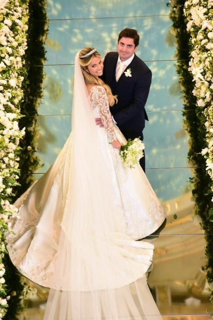 Vestido de Noiva Branco Encantador em Linha A com Decote Coração, Mangas Compridas e Aplicações de Renda