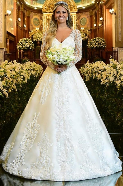 Charmoso vestido de noiva branco com decote em A e renda, manga comprida e apliques