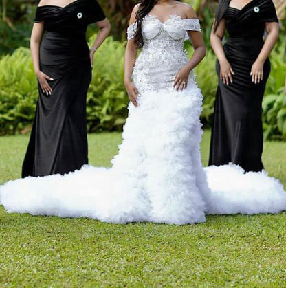 Bezauberndes schulterfreies Brautkleid in A-Linie mit Kapellenschleppe