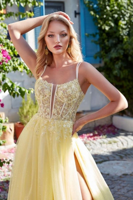 Incantevoli abiti da sera senza maniche con spalline sottili, pizzo in tulle a linea ad A e spacco frontale