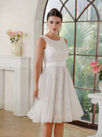 Incantevole abito da sera avvitato in tulle e poliestere color avorio con scollo a U, senza maniche, decorato con paillettes