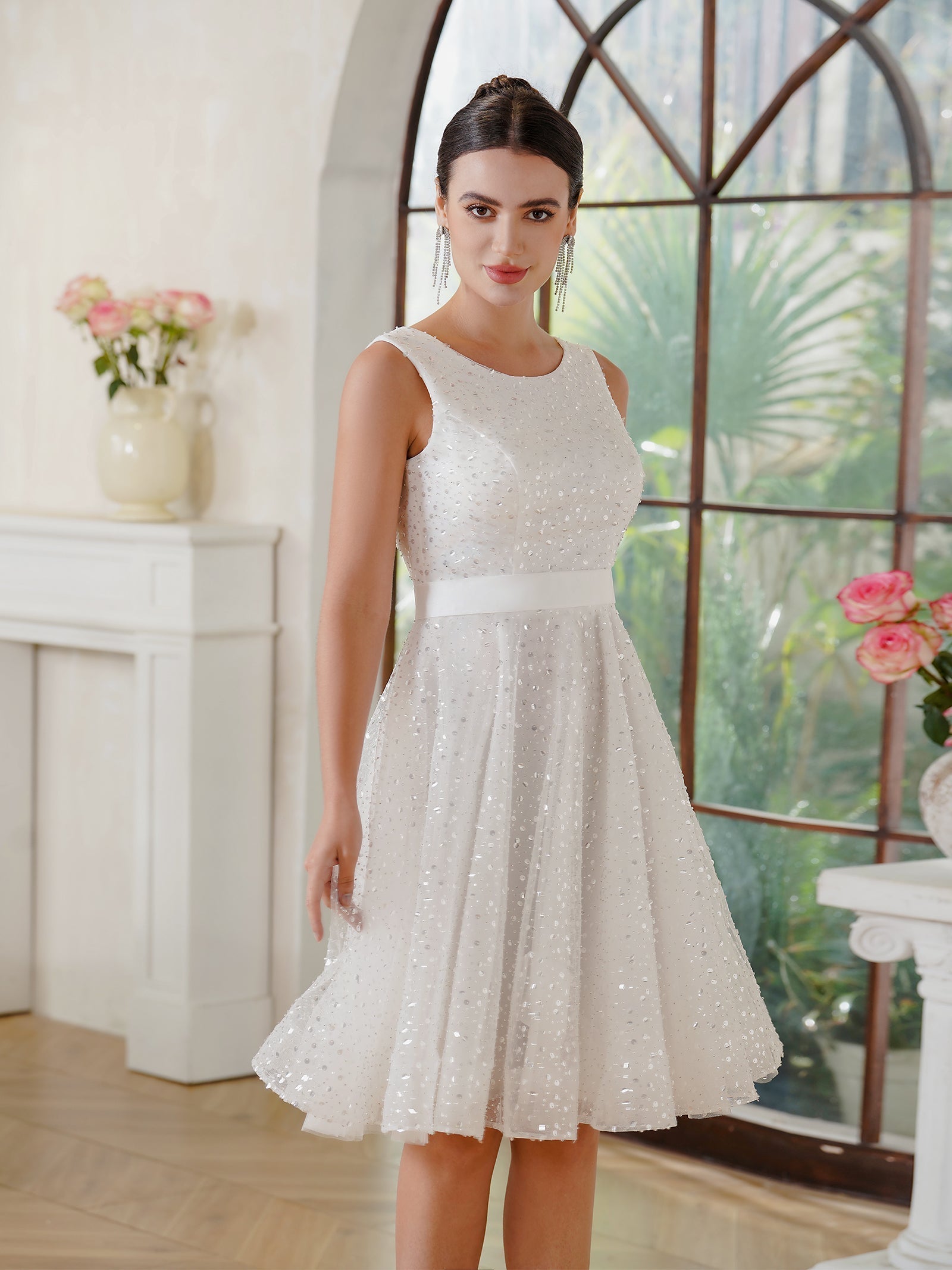 Incantevole abito da sera avvitato in tulle e poliestere color avorio con scollo a U, senza maniche, decorato con paillettes