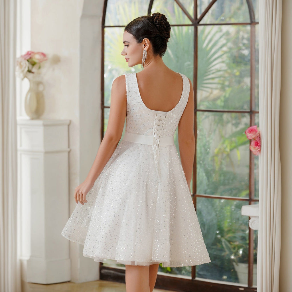 Incantevole abito da sera avvitato in tulle e poliestere color avorio con scollo a U, senza maniche, decorato con paillettes
