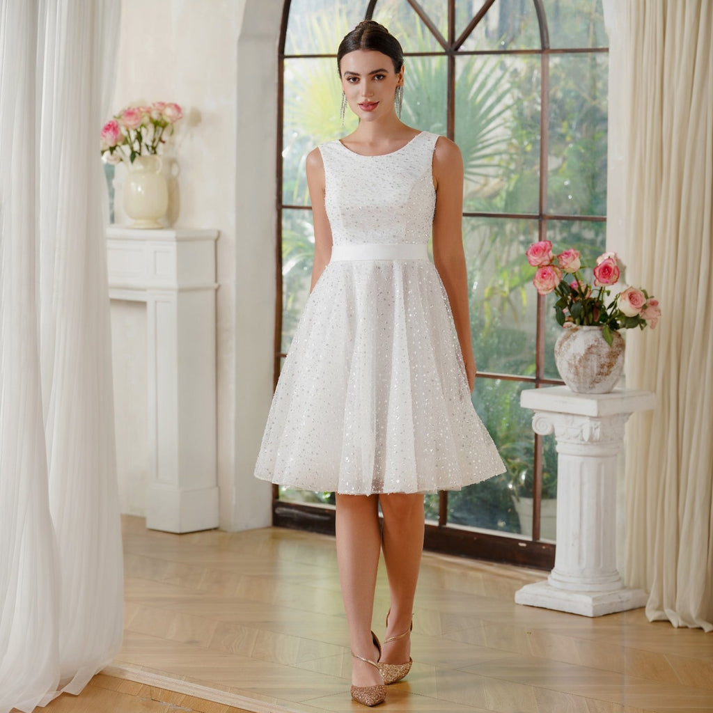 Incantevole abito da sera avvitato in tulle e poliestere color avorio con scollo a U, senza maniche, decorato con paillettes