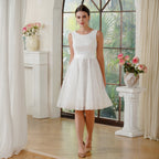 Incantevole abito da sera avvitato in tulle e poliestere color avorio con scollo a U, senza maniche, decorato con paillettes