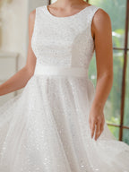 Incantevole abito da sera avvitato in tulle e poliestere color avorio con scollo a U, senza maniche, decorato con paillettes