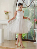 Incantevole abito da sera avvitato in tulle e poliestere color avorio con scollo a U, senza maniche, decorato con paillettes