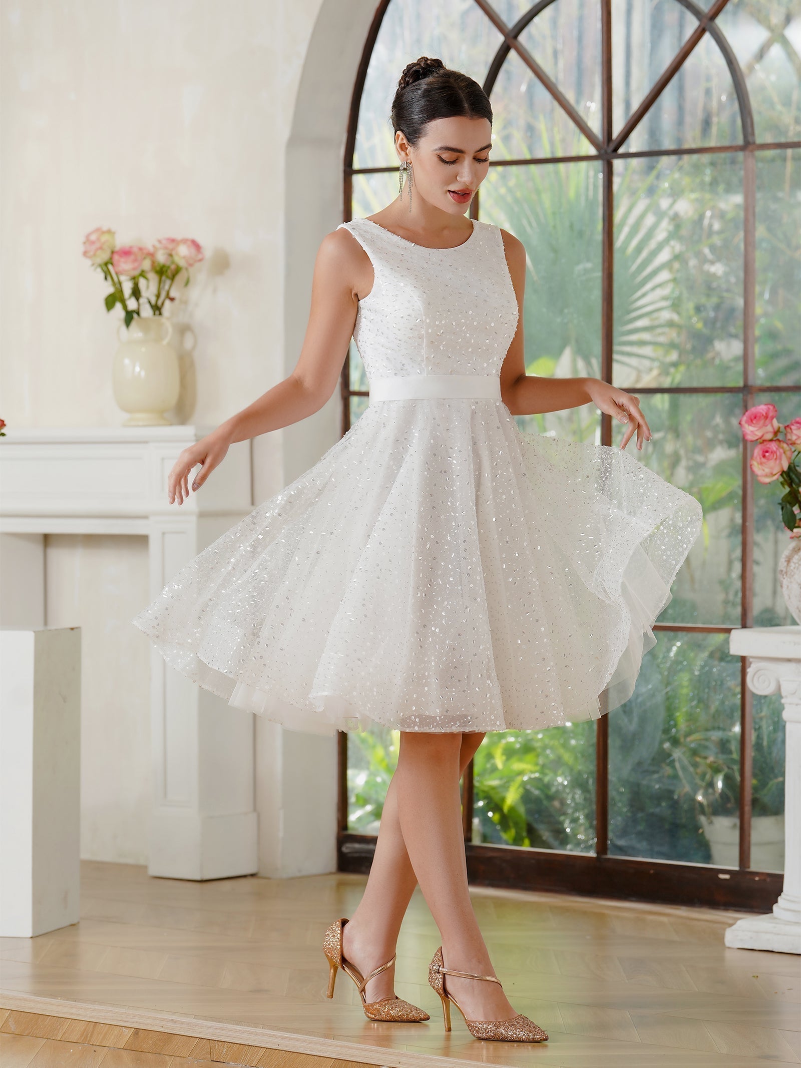 Incantevole abito da sera avvitato in tulle e poliestere color avorio con scollo a U, senza maniche, decorato con paillettes