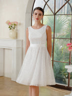 Incantevole abito da sera avvitato in tulle e poliestere color avorio con scollo a U, senza maniche, decorato con paillettes