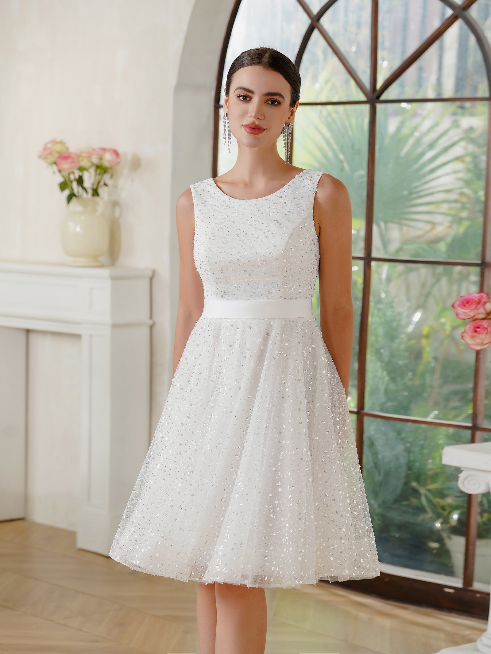 Incantevole abito da sera avvitato in tulle e poliestere color avorio con scollo a U, senza maniche, decorato con paillettes