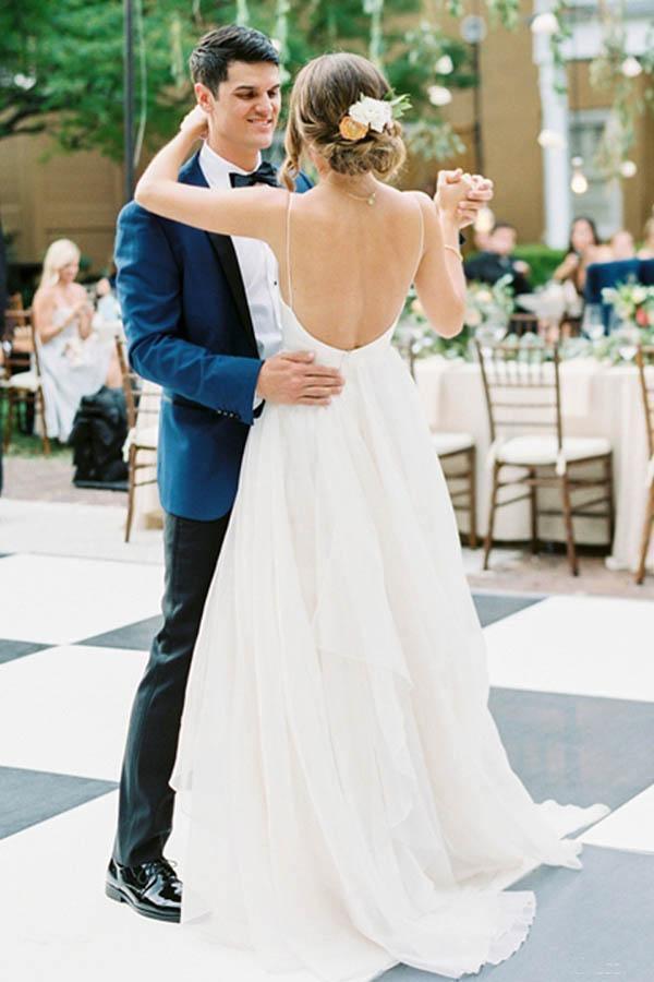 فساتين زفاف ساحرة على شكل حرف A برقبة على شكل V وظهر مكشوف من تول عاجي