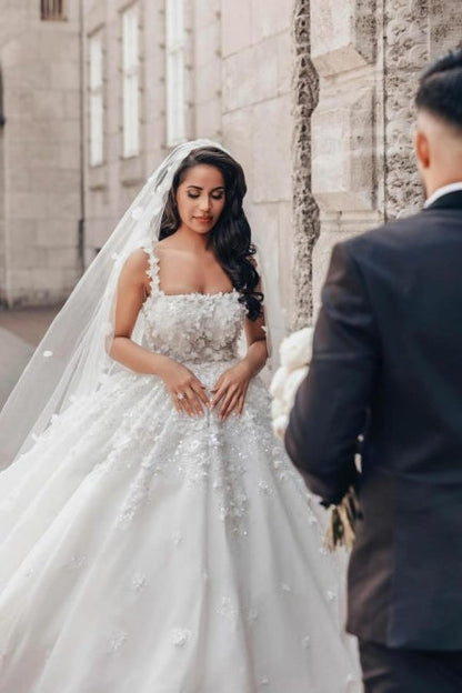 Encantador vestido de novia blanco sin mangas con encaje cuadrado y apliques