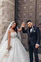 Vestido de Noiva Branco Encantador em Renda com Corpete Quadrado e Sem Mangas, com Apliques