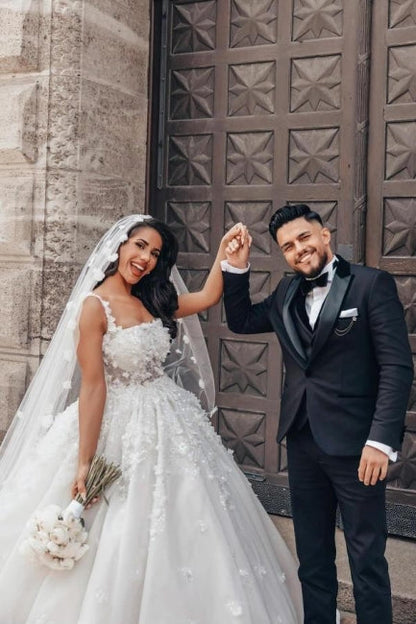 Encantador vestido de novia blanco sin mangas con encaje cuadrado y apliques