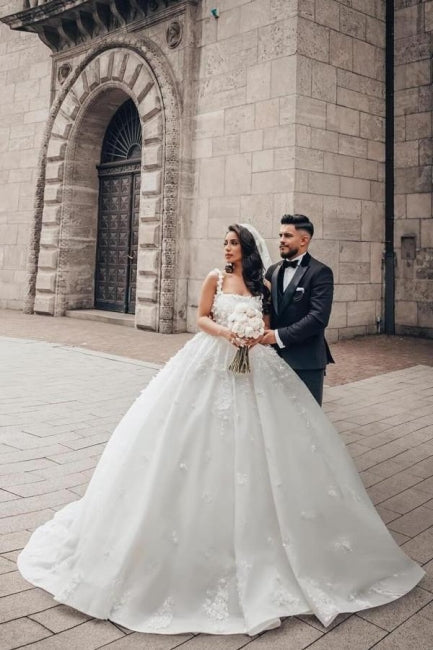Encantador vestido de novia blanco sin mangas con encaje cuadrado y apliques