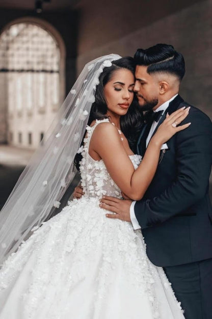 Encantador vestido de novia blanco sin mangas con encaje cuadrado y apliques