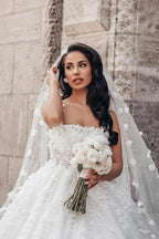 Vestido de Noiva Branco Encantador em Renda com Corpete Quadrado e Sem Mangas, com Apliques