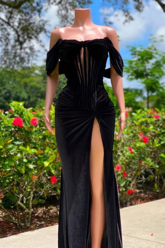 Encantador vestido de fiesta de terciopelo negro largo con escote sirena y hombros descubiertos con abertura