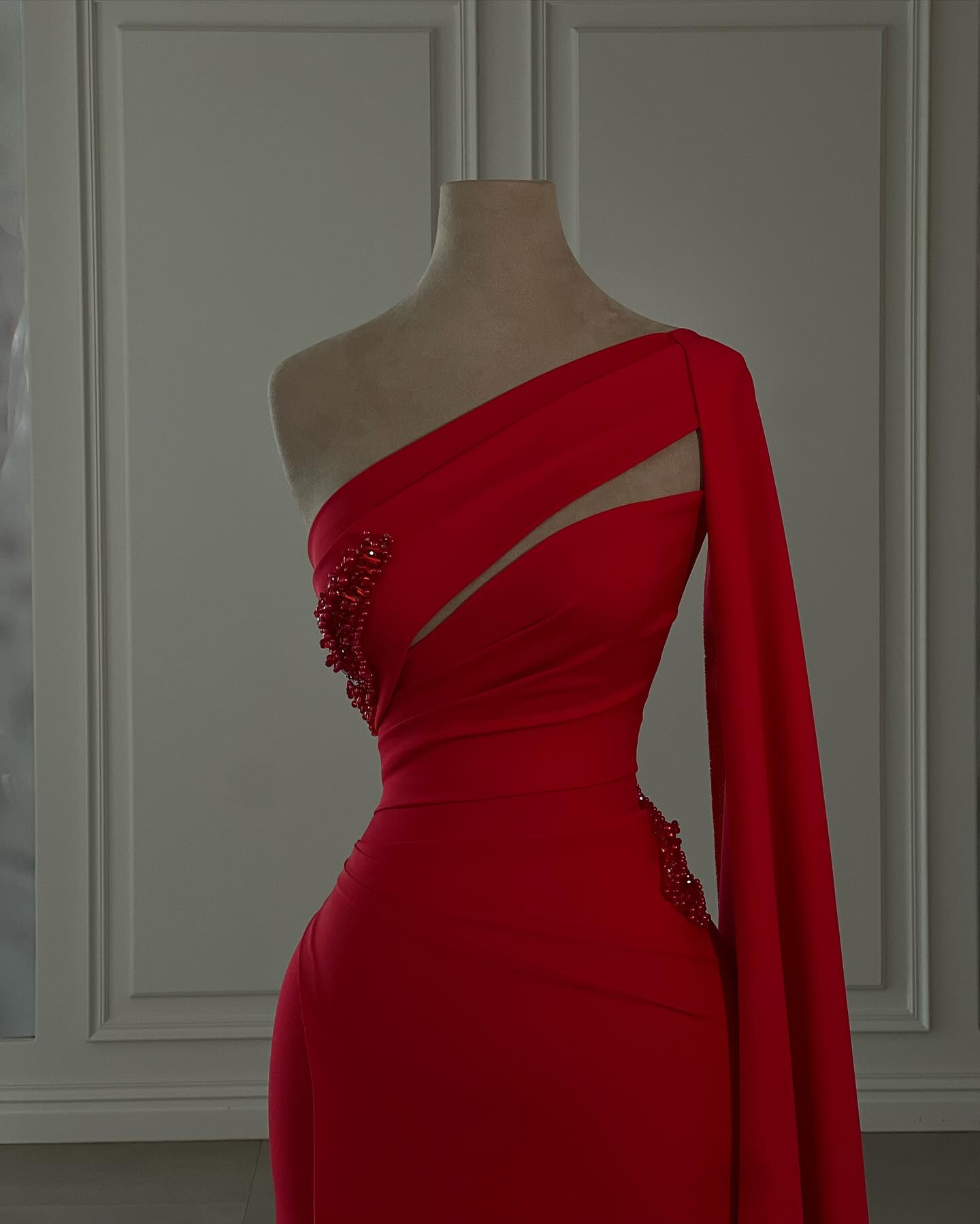 Incantevole abito da sera rosso in chiffon con colonna, monospalla e manica lunga, decorato con strass