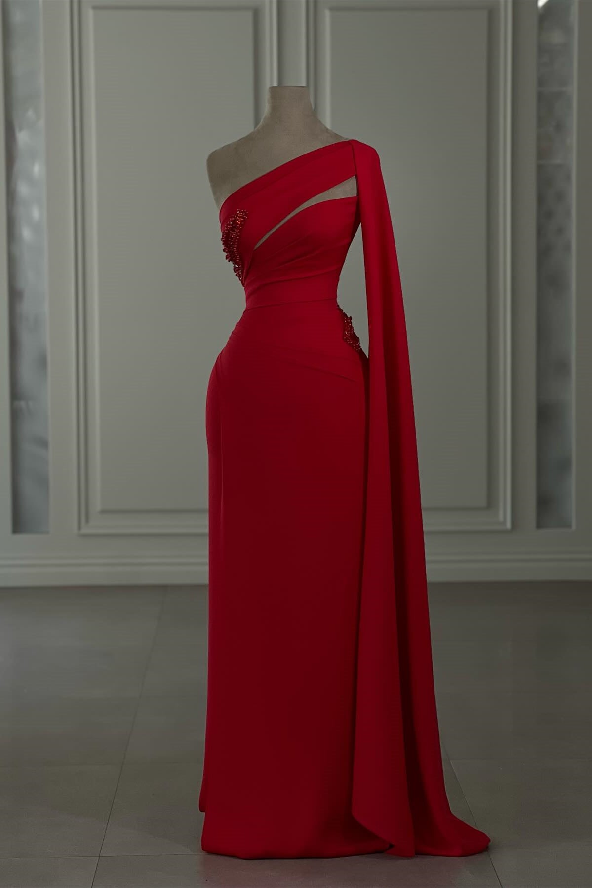 Incantevole abito da sera rosso in chiffon con colonna, monospalla e manica lunga, decorato con strass