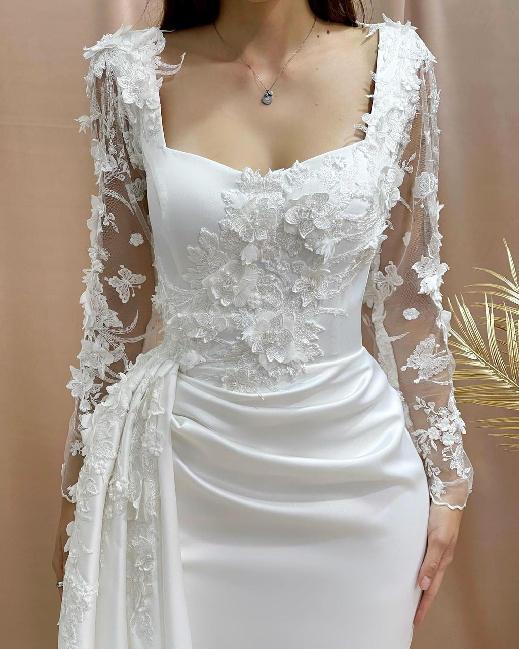 Vestidos de novia con escote en V, hombros descubiertos, mangas largas, apliques de encaje satinado