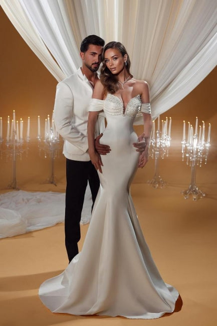 Charmantes, säulenförmiges, schulterfreies, ärmelloses Brautkleid aus Satin in Elfenbein mit Perlenbesatz