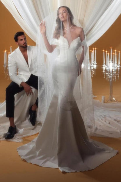 Charmantes, säulenförmiges, schulterfreies, ärmelloses Brautkleid aus Satin in Elfenbein mit Perlenbesatz