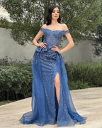 Incantevole abito da sera blu con colonna, pizzo in tulle, scollatura a spalle scoperte, senza maniche e spacco frontale