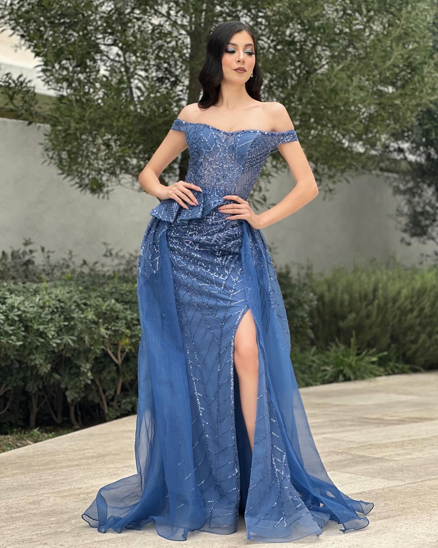 Incantevole abito da sera blu con colonna, pizzo in tulle, scollatura a spalle scoperte, senza maniche e spacco frontale