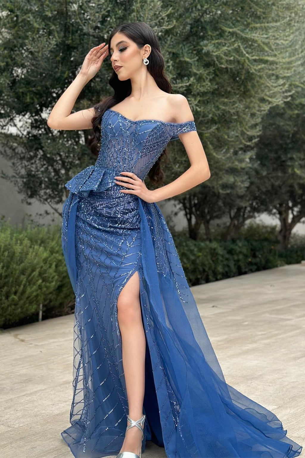 Incantevole abito da sera blu con colonna, pizzo in tulle, scollatura a spalle scoperte, senza maniche e spacco frontale