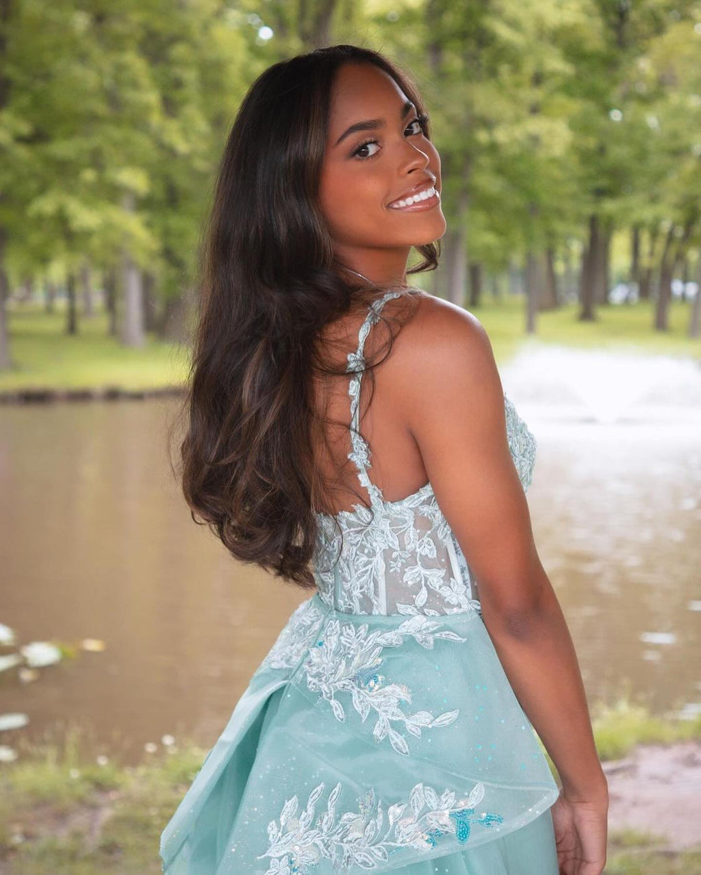 Vestido de Baile Encantador com Coluna, Tule, Renda, Alças Finas e Sem Mangas com Apliques