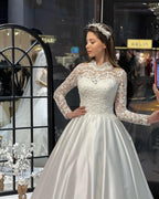 Vestido de novia encantador de satén con mangas largas, corte A y volantes, largo hasta el suelo