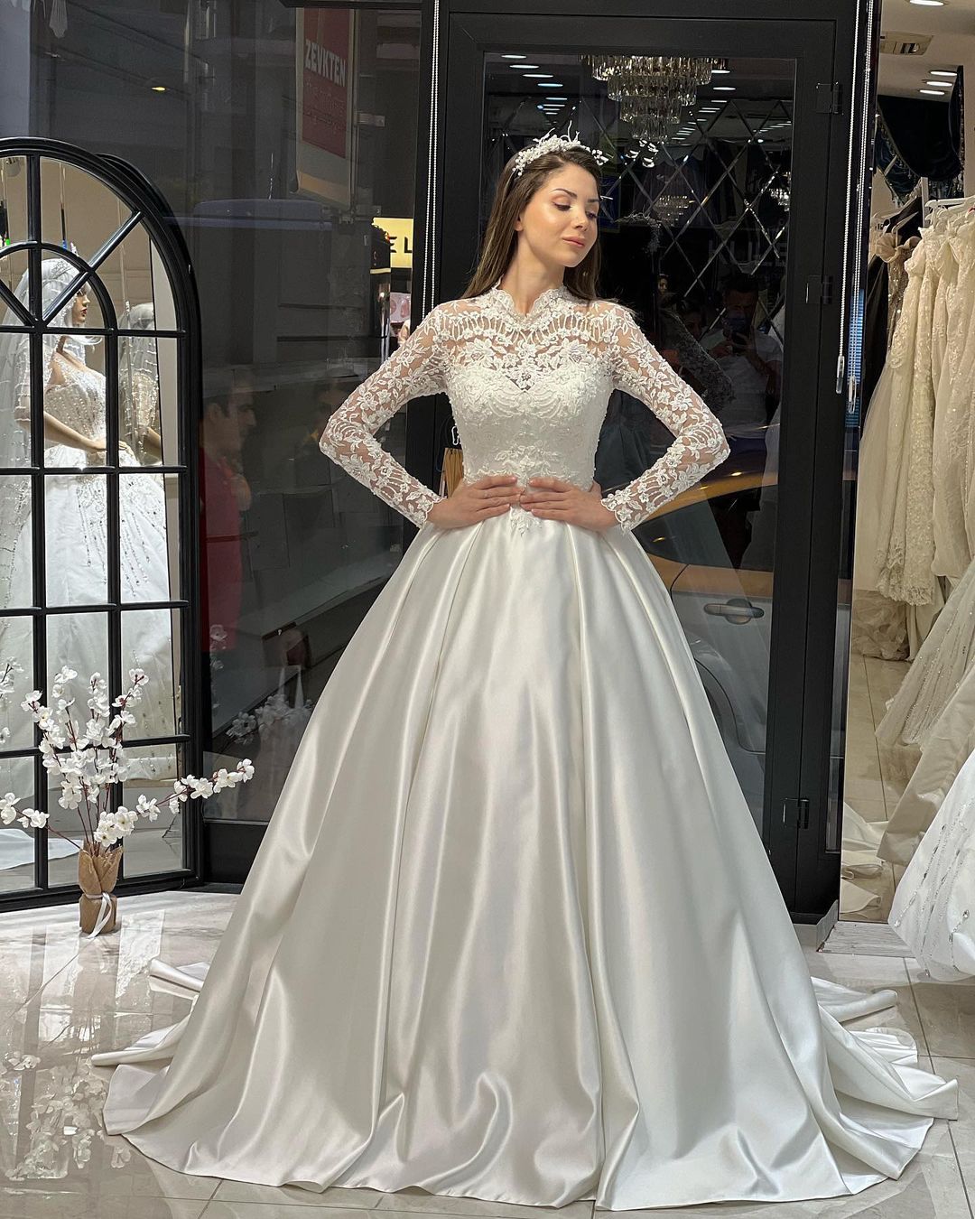 Vestido de novia encantador de satén con mangas largas, corte A y volantes, largo hasta el suelo