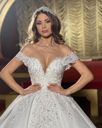 فستان زفاف ساحر ساتان بطول الأرض، مفتوح الكتفين، بقصة على شكل حرف أ، مزين بالكشكش