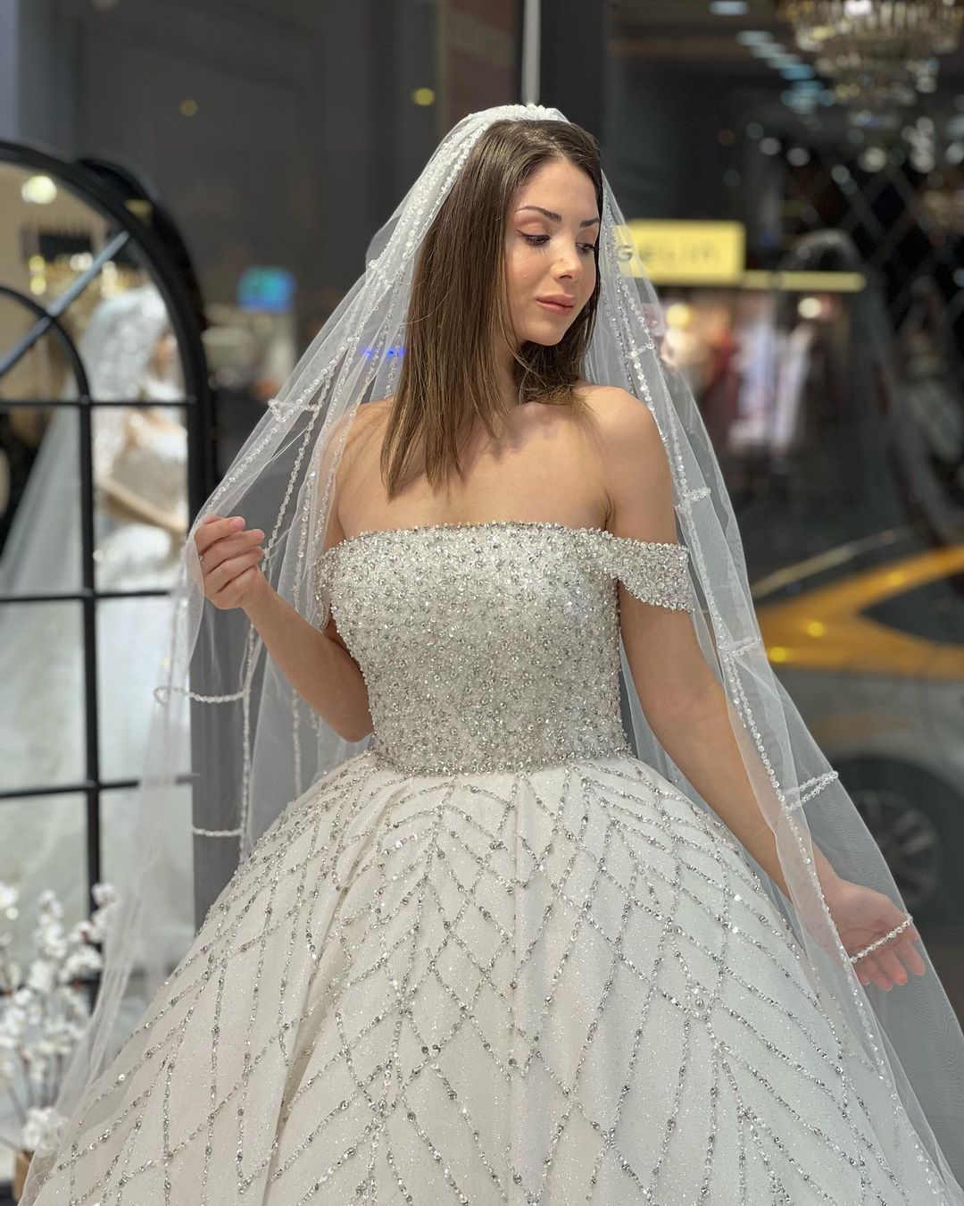 Robe de mariée charmante longue jusqu'au sol, à encolure dégagée, coupe en A, ornée de sequins, avec traîne courte