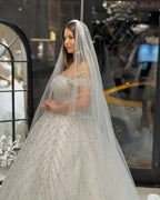 فستان زفاف ساحر بطول الأرض، مكشوف الكتفين، بقصة على شكل حرف أ، مزين بالترتر، مع ذيل محكمة