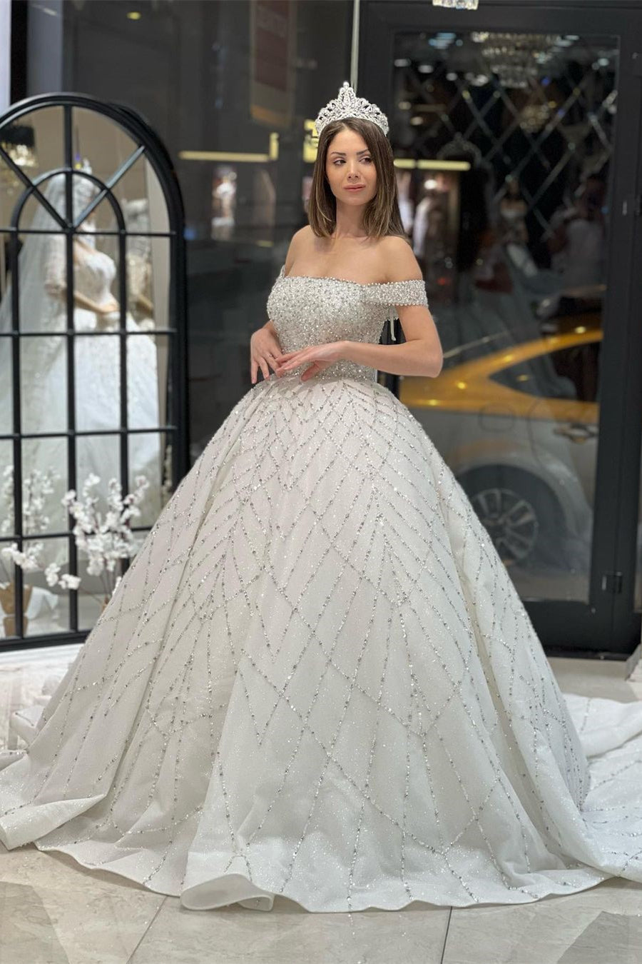 Robe de mariée charmante longue jusqu'au sol, à encolure dégagée, coupe en A, ornée de sequins, avec traîne courte
