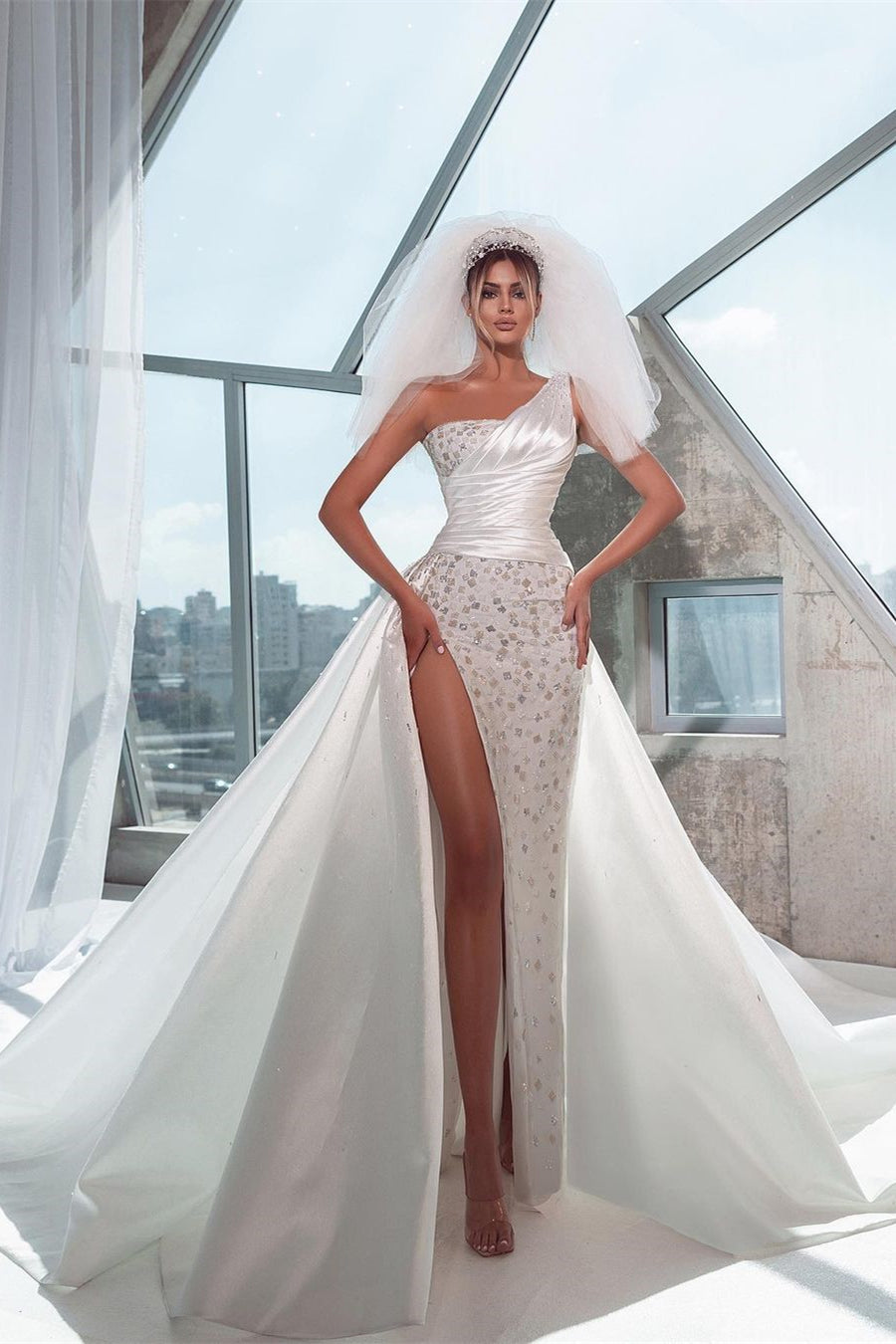 Incantevole abito da sposa lungo fino al pavimento, senza maniche, monospalla a sirena con spacco
