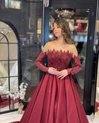 Bezauberndes bodenlanges, trägerloses, langärmliges A-Linien-Brautkleid aus Satin mit Rüschen