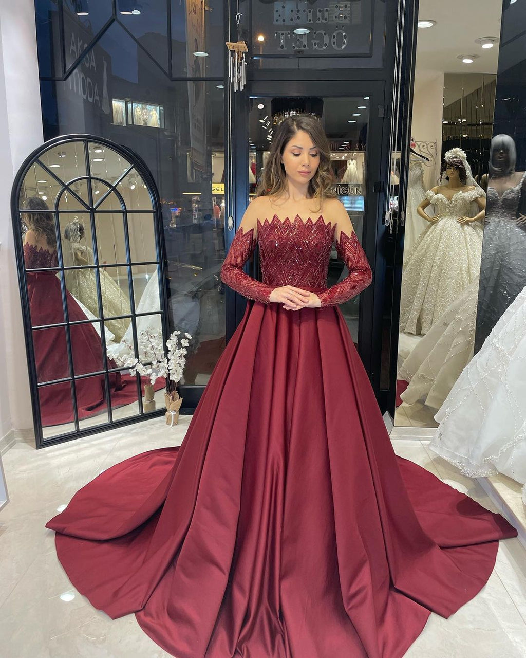 Bezauberndes bodenlanges, trägerloses, langärmliges A-Linien-Brautkleid aus Satin mit Rüschen