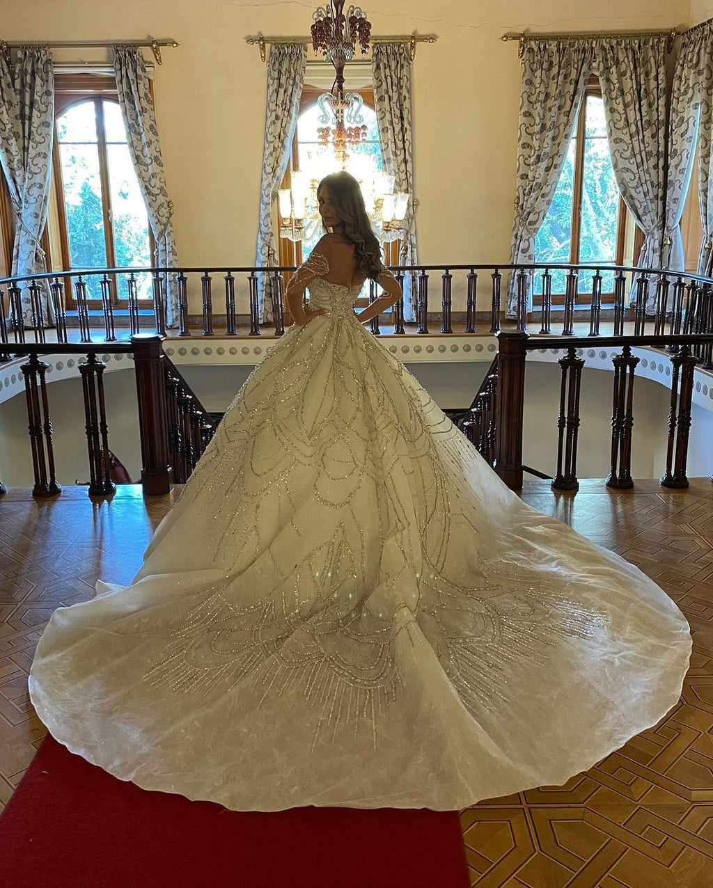 Vestido de novia encantador de encaje con escote en forma de A y mangas largas hasta el suelo