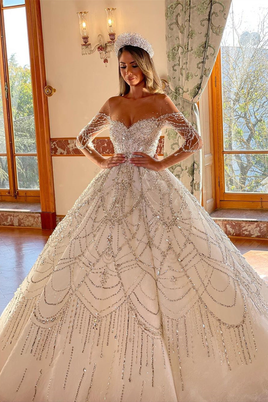 Vestido de novia encantador de encaje con escote en forma de A y mangas largas hasta el suelo