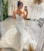 Incantevole abito da sposa lungo fino al pavimento con scollo a cuore, senza maniche, spalline sottili a spaghetti, modello sirena e strascico a cappella