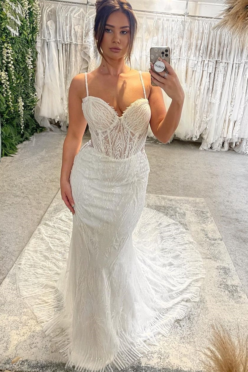 Incantevole abito da sposa lungo fino al pavimento con scollo a cuore, senza maniche, spalline sottili a spaghetti, modello sirena e strascico a cappella