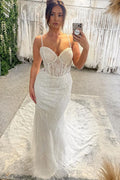 Incantevole abito da sposa lungo fino al pavimento con scollo a cuore, senza maniche, spalline sottili a spaghetti, modello sirena e strascico a cappella
