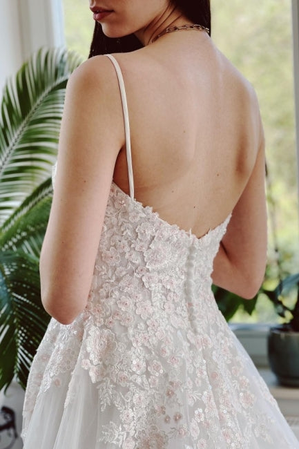 Robe de mariée en dentelle charmante, à bretelles spaghetti et coupe évasée