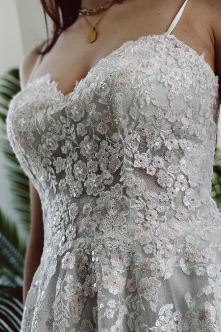 Robe de mariée en dentelle charmante, à bretelles spaghetti et coupe évasée